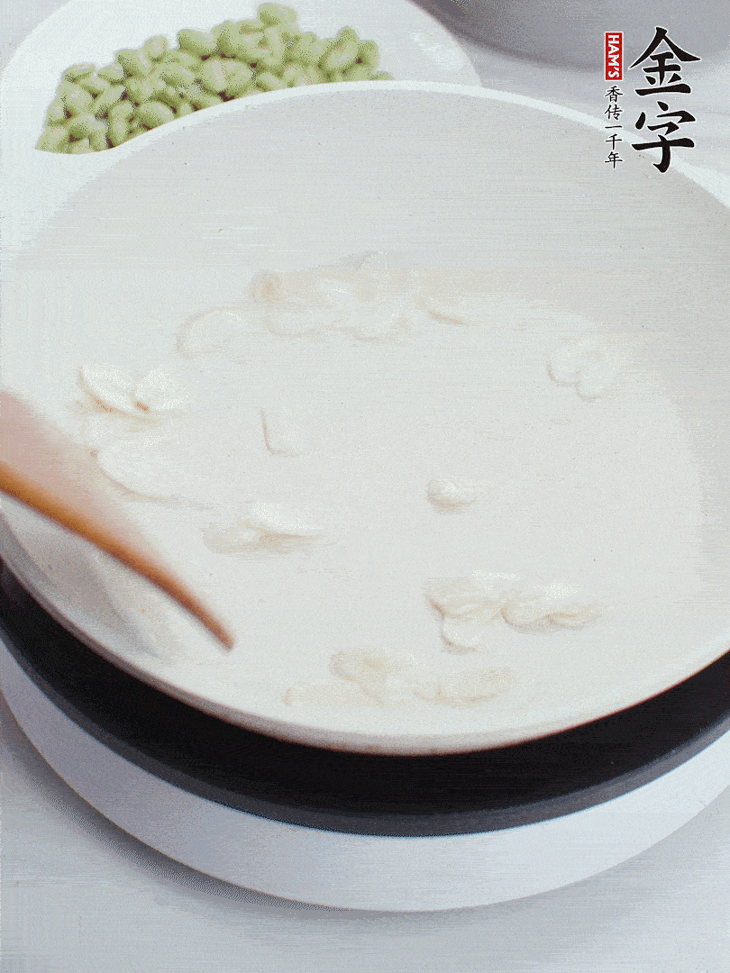 红桃国际
淡咸肉煮15分钟，捞出切片。油5成热时，蒜末、咸肉爆香。