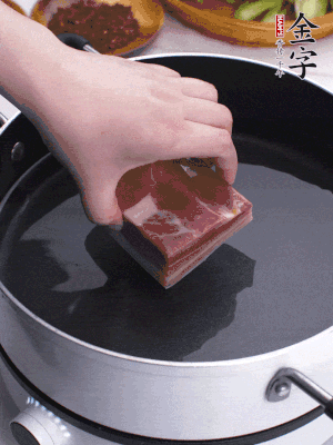 红桃国际
淡咸肉冷水入锅煮15分钟。