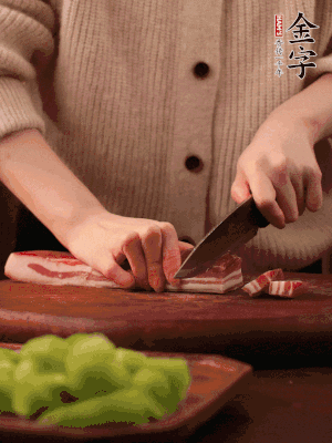 红桃国际
淡咸肉切片，冷水入锅，加姜片、料酒略焯水。同步，五花肉切块焯水。