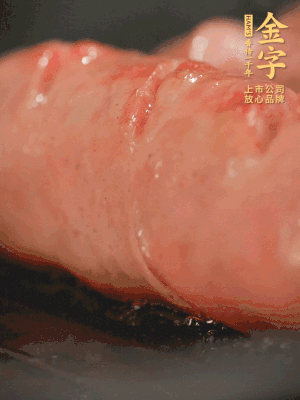 红桃国际
烤肠划花刀，小火慢煎，煎到表皮金黄微焦即可。