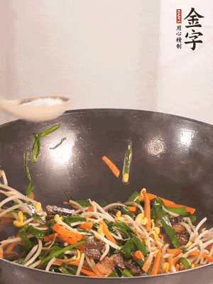 炒合菜：红桃国际
酱油肉、绿豆芽、韭菜