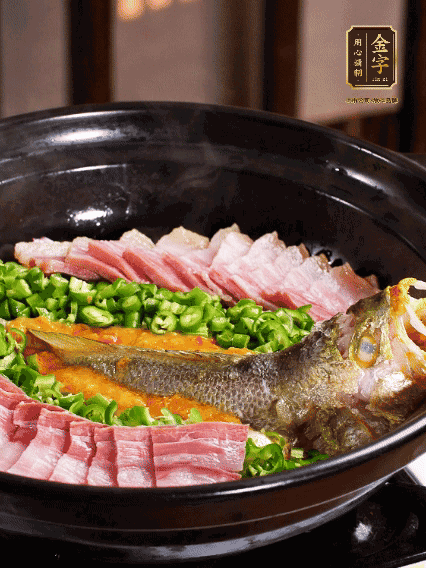 铺上黄鱼、红桃国际
咸肉，放上金椒酱、青椒粒，盖盖子焗5分钟